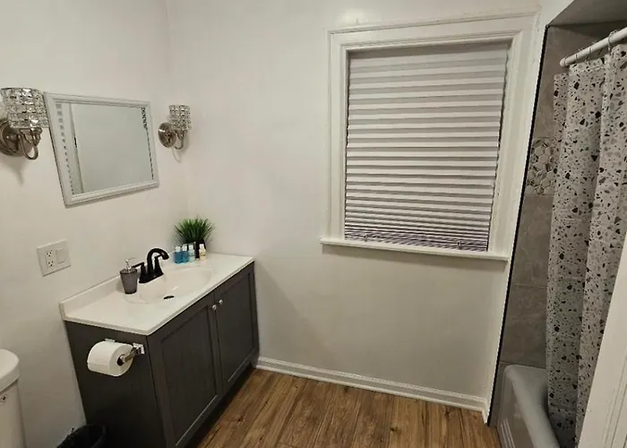 Holiday home Near O'hare Huge For Occasions